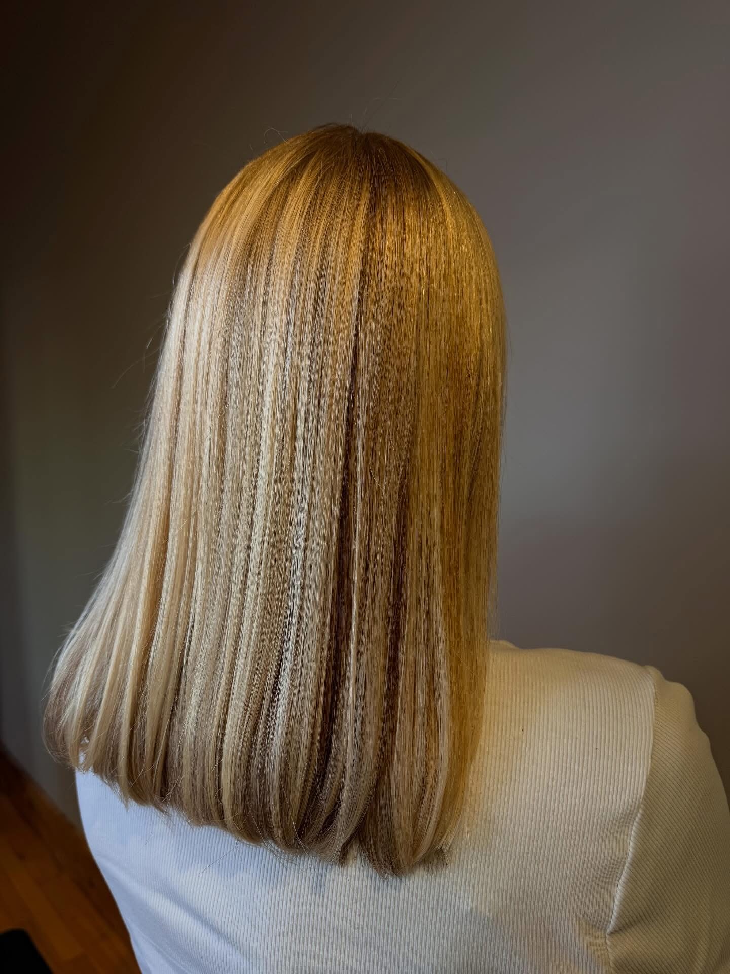 Smooth blonde highlights